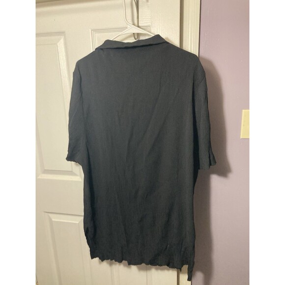 Studio C 24W black crinkle button down short sleeve plus top - Picture 3 of 4